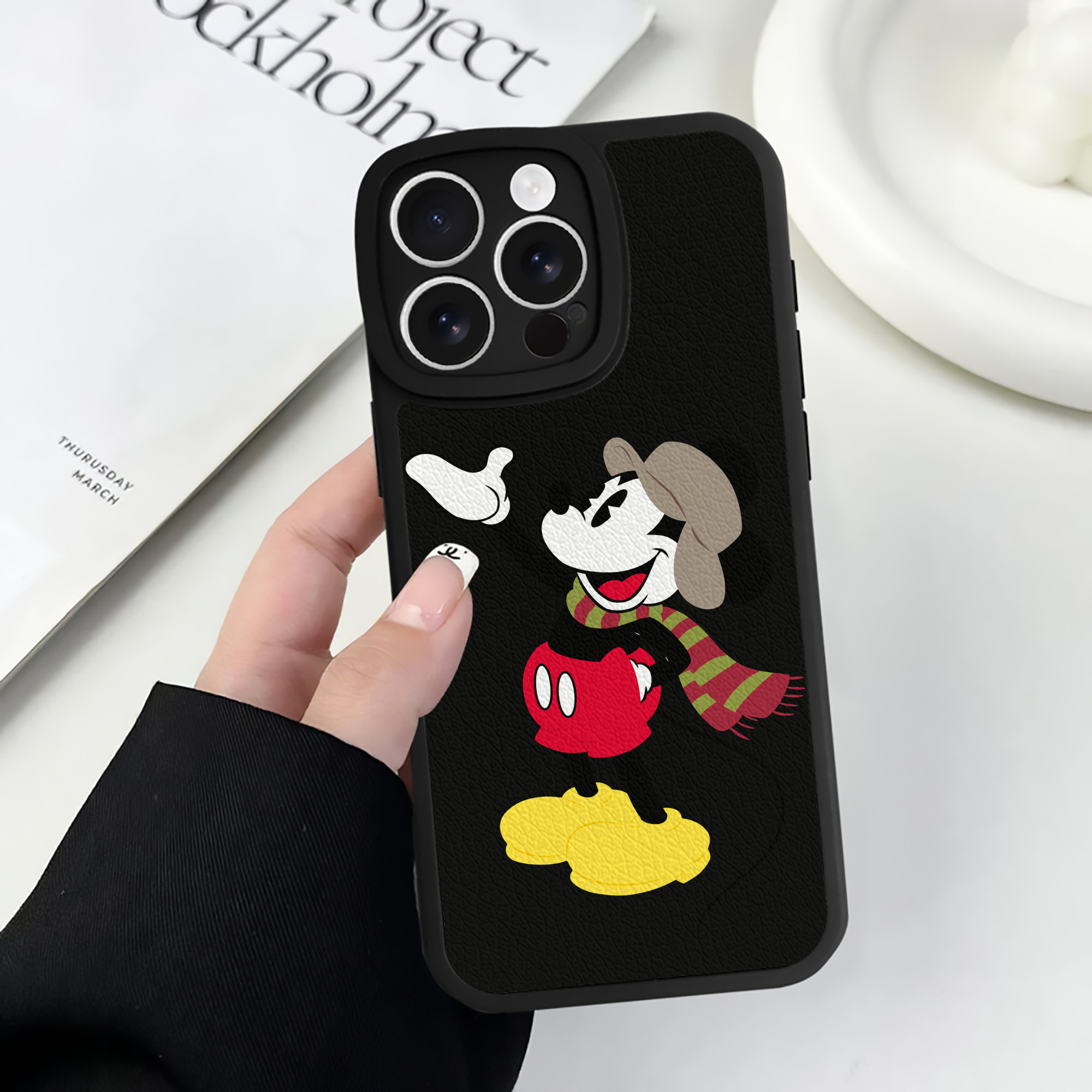 （画像用） ミッキーマウス Mickey Mouse 【iPhone 16シリーズ対応】シリコンスマホケース（レザー調） 材質：シリコン